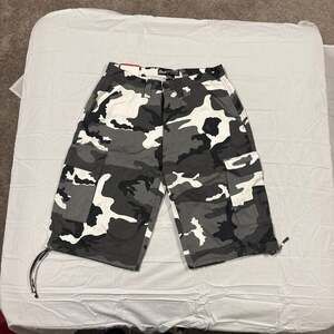 NWT PJ Mark Athletic Urban Camo Cargo Shorts Size 34